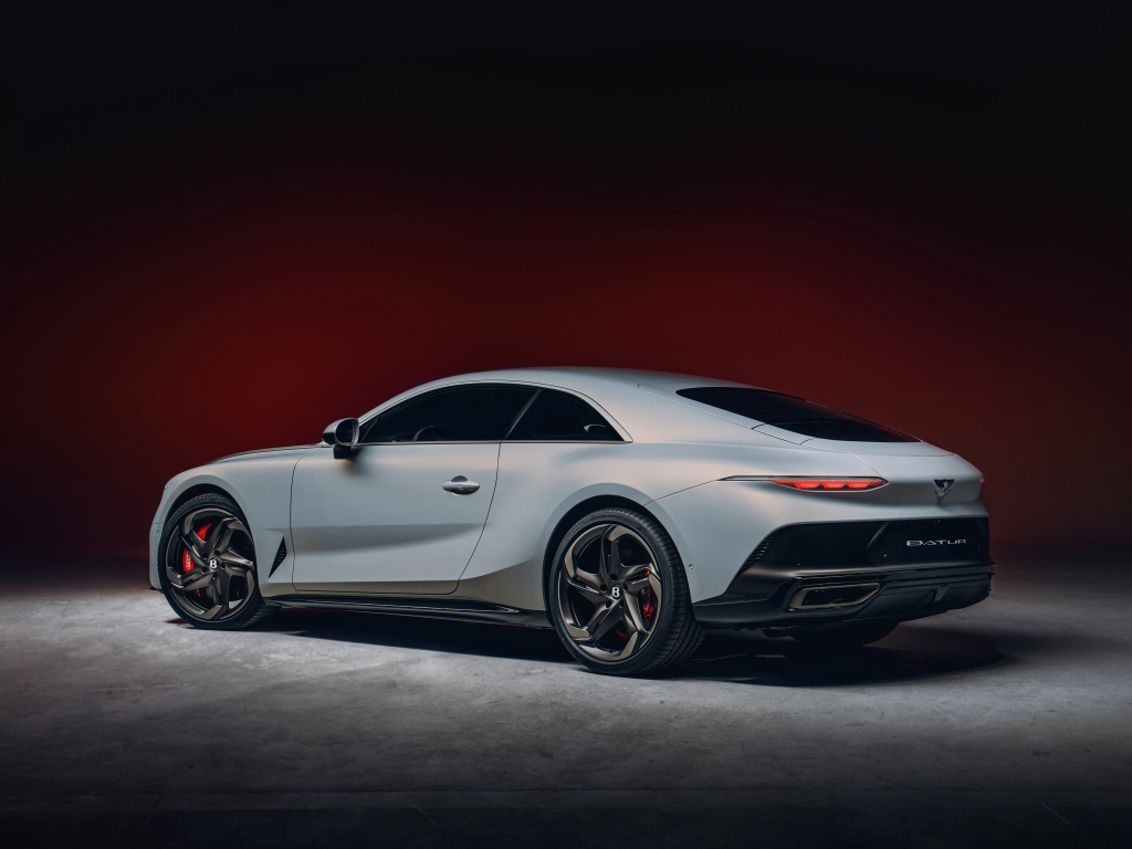 Автомобиль Bentley Mulliner Batur 2023 года вид сзади