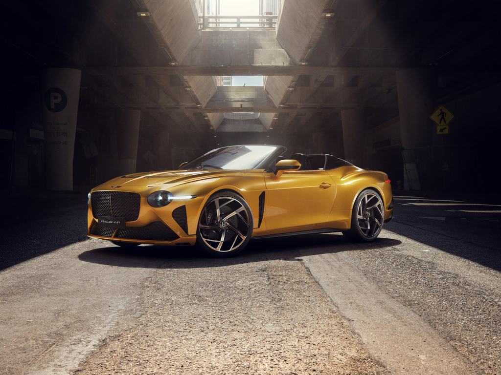 Красивый золотистый автомобиль Bentley Bacalar