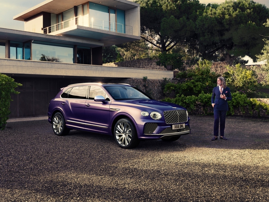 Автомобиль Bentley Bentayga EWB Mulliner 2024 года у дома