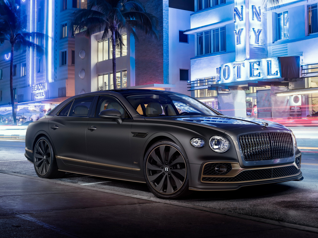 Автомобиль Bentley Flying Spur Hybrid The Surgeon 2022 у здания