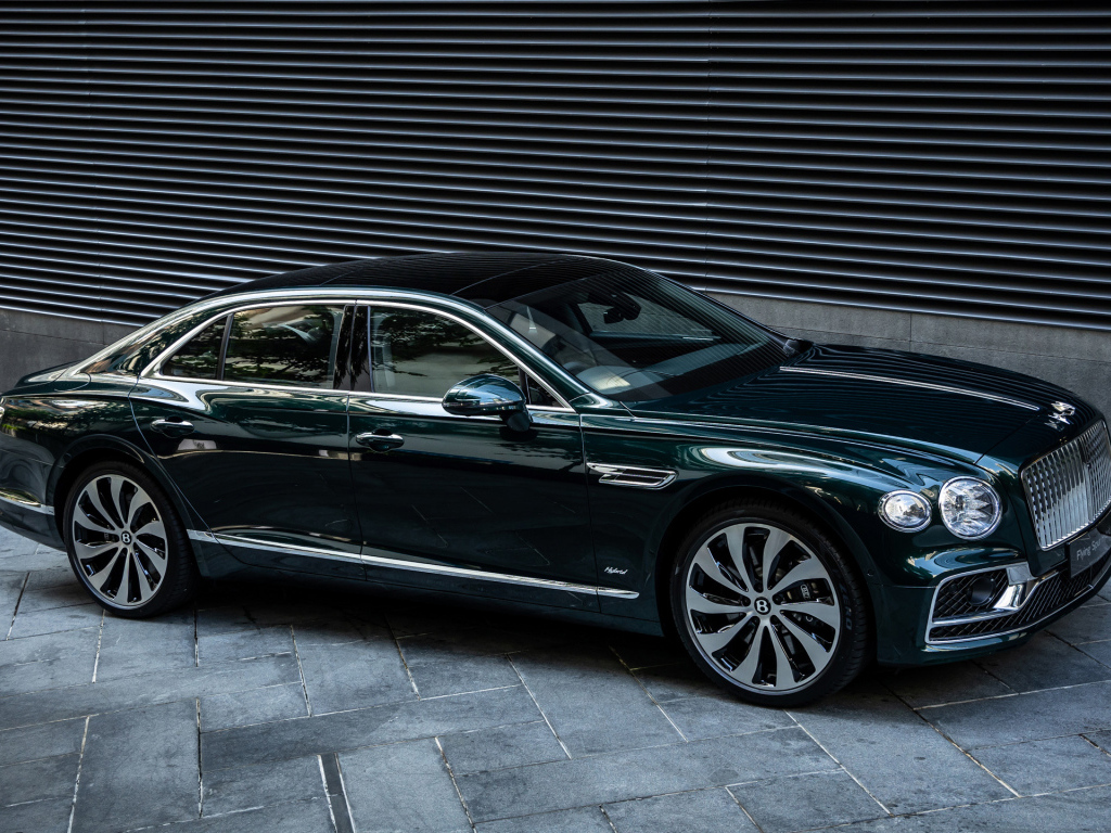 Черный автомобиль Bentley Flying Spur Hybrid 2023 года вид сбоку