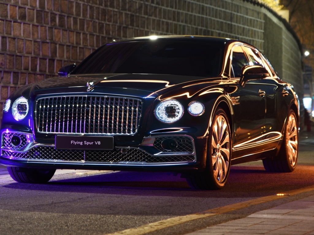 Черный автомобиль Bentley Flying Spur V8