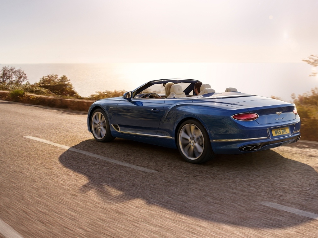 Синий кабриолет Bentley Continental GT