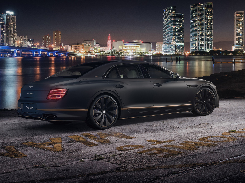 Автомобиль Bentley Flying Spur Hybrid The Surgeon 2022 на фоне города