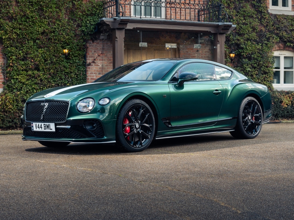 Зеленый автомобиль Bentley Continental GT