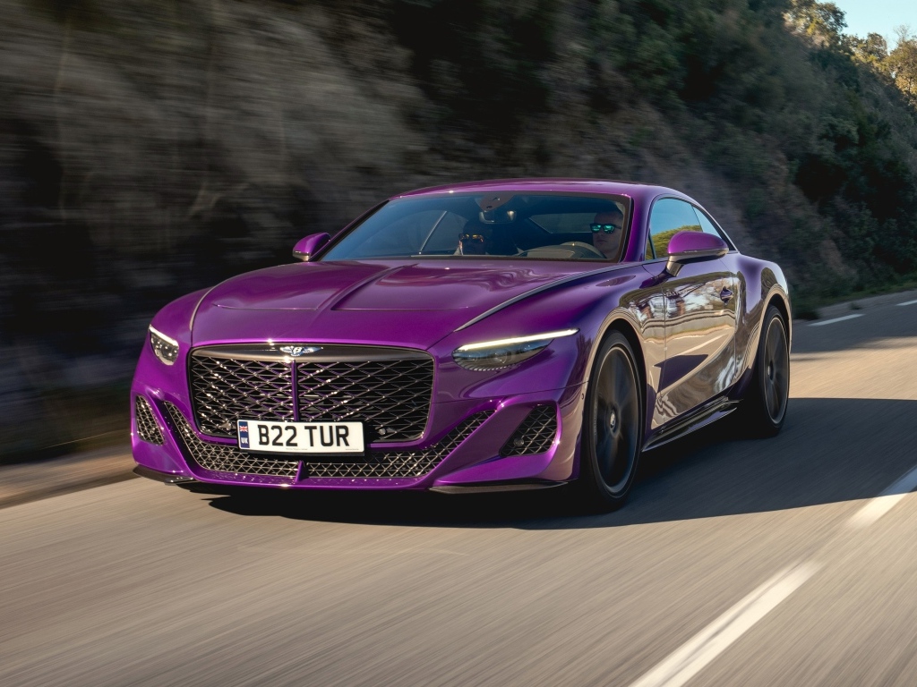 Новый Bentley Mulliner Batur 2023 на дороге