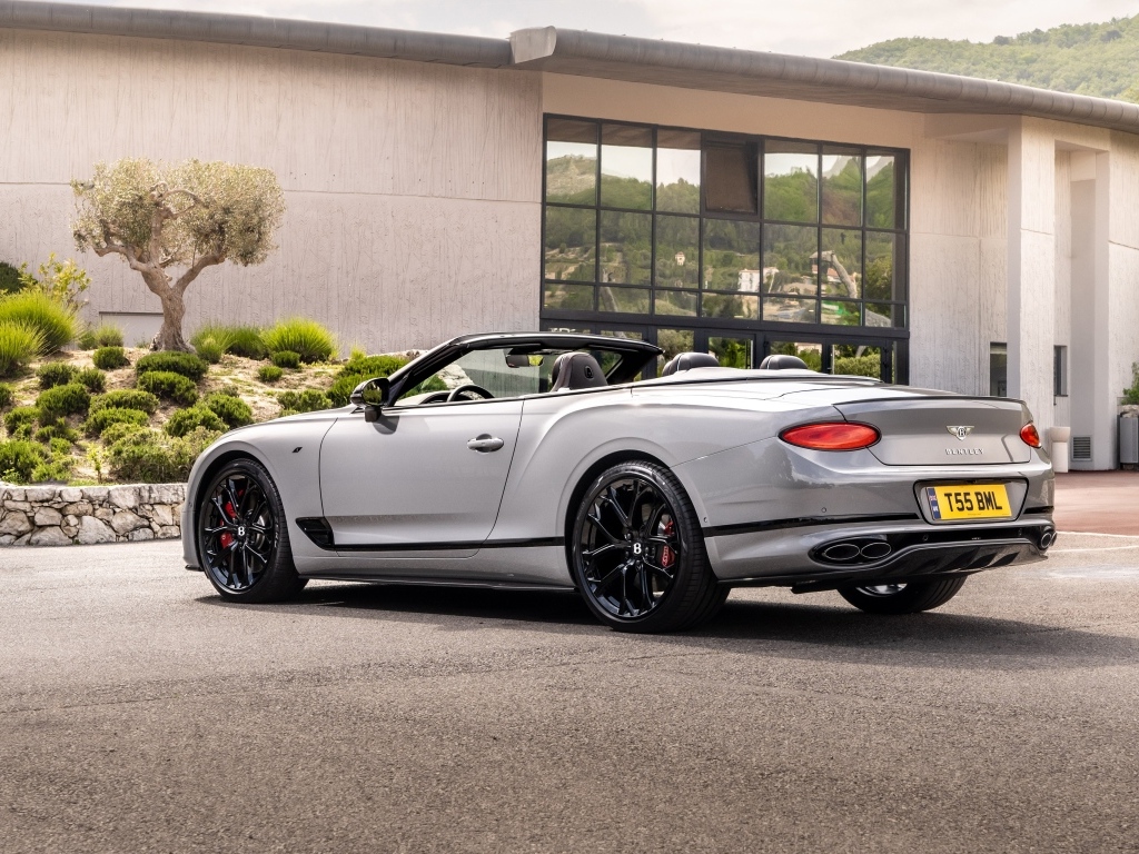 Серебристый кабриолет  Bentley Continental GT S