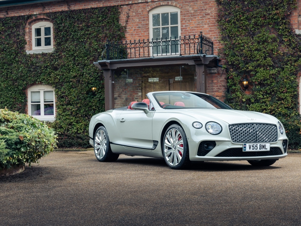 Белый кабриолет Bentley Continental GT Mulliner