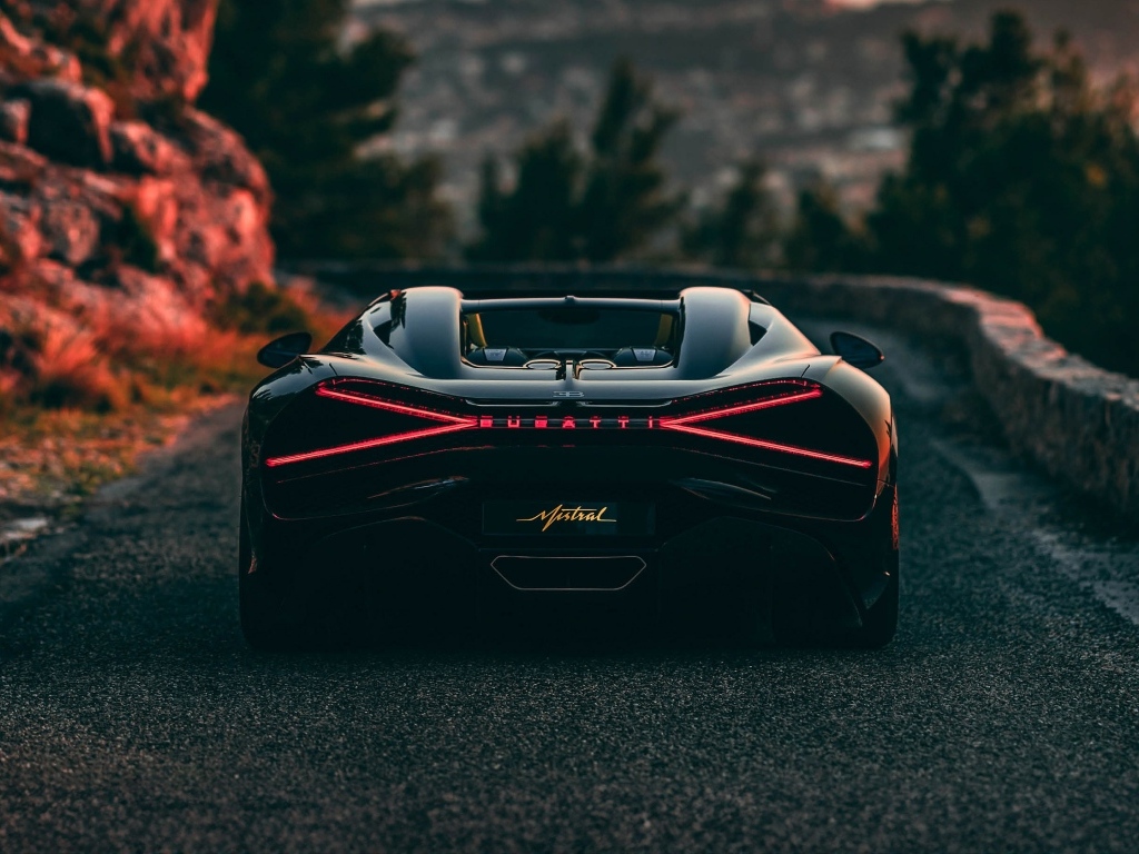 Вид сзади на спортивный автомобиль Bugatti Mistral