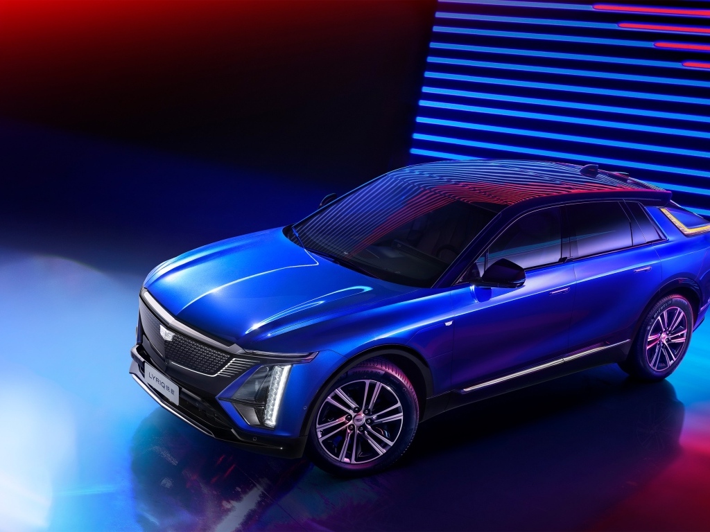 Синий автомобиль Cadillac Lyriq Sport