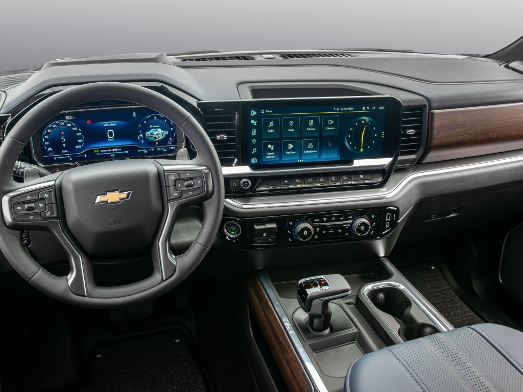Салон автомобиля Chevrolet Silverado 2023 года