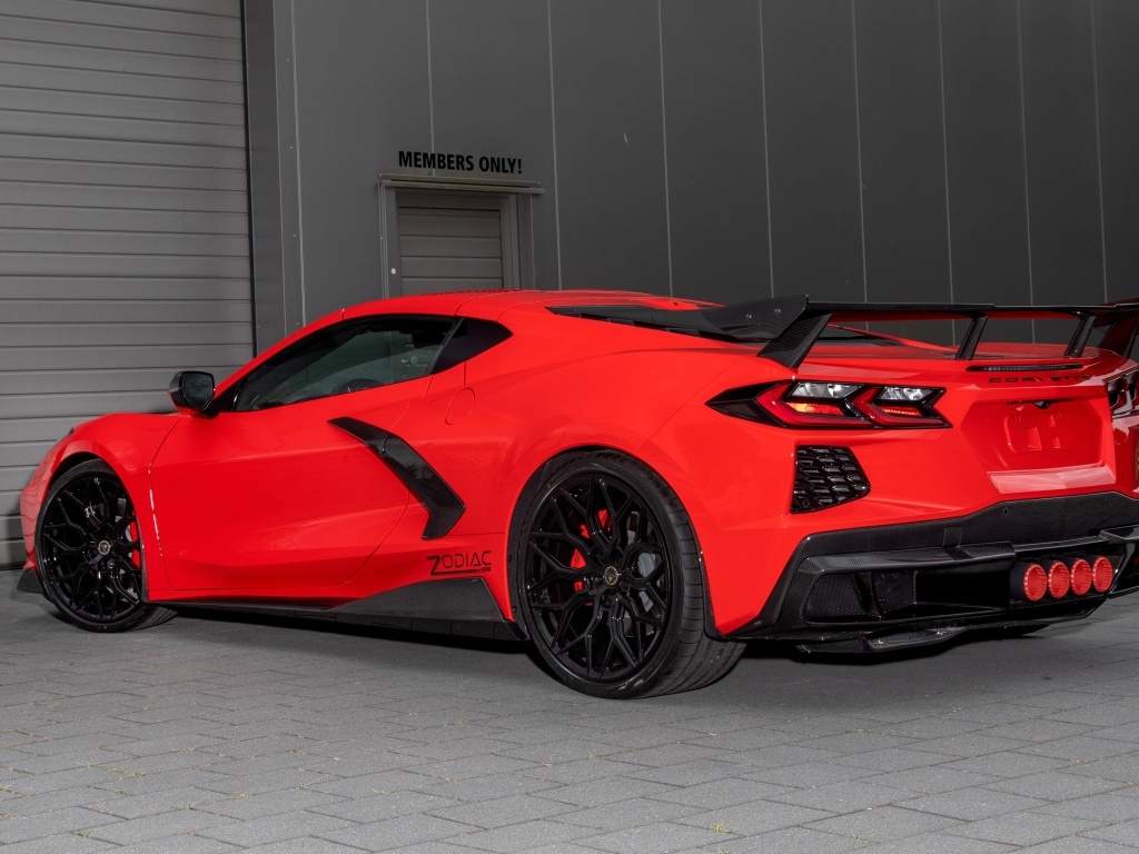 Вид сзади на красный автомобиль Chevrolet Corvette Zodiac 2023 года