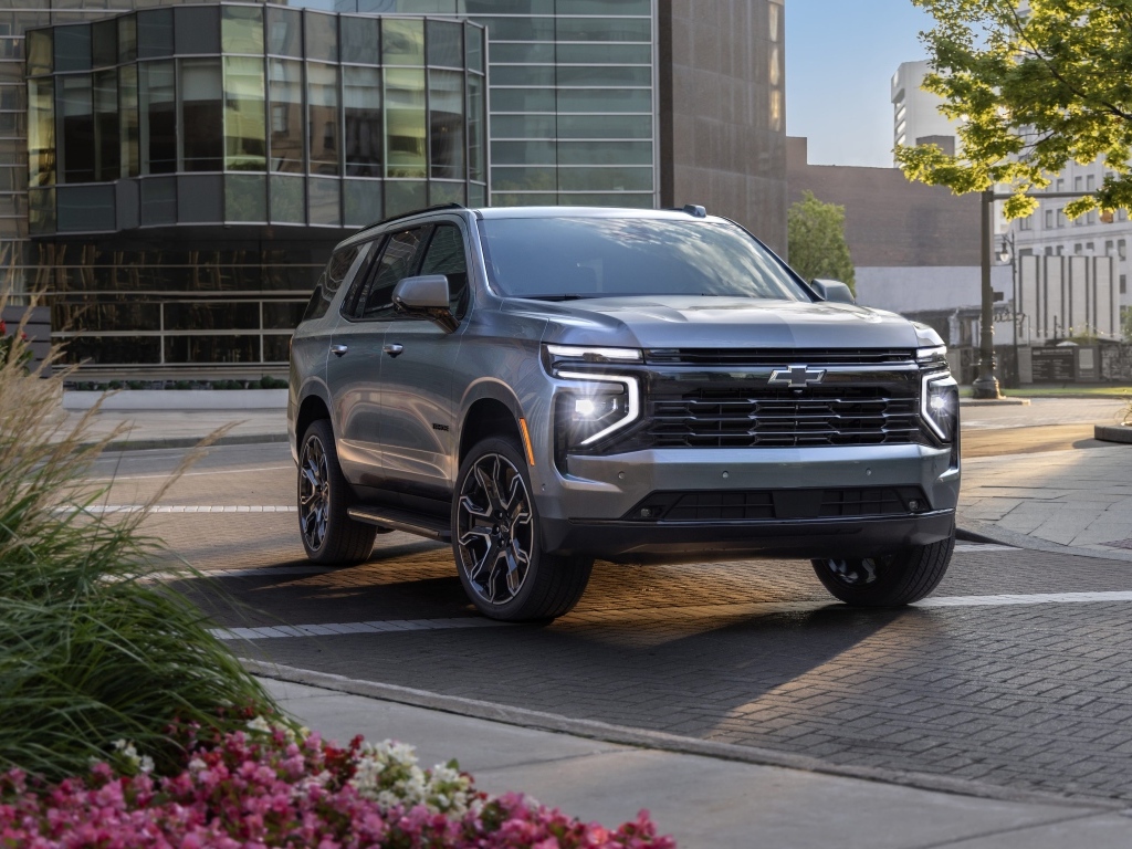 Серебристый внедорожник Chevrolet Tahoe RST 2025  года