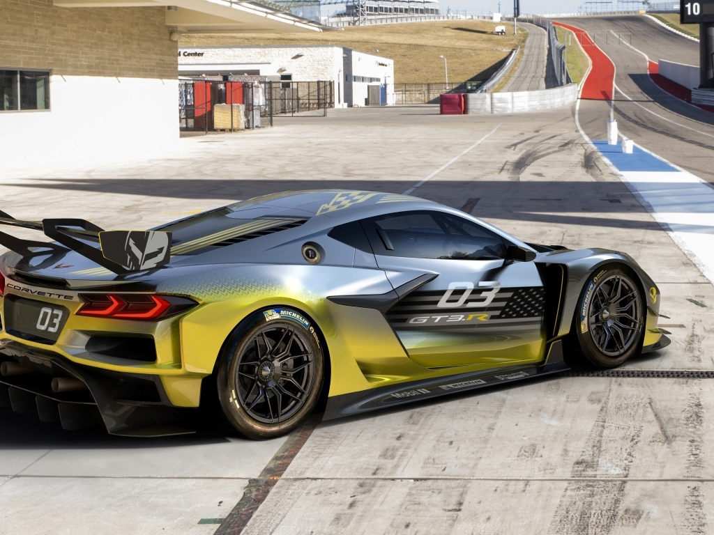 Спорткар Chevrolet Corvette Z06 GT3 R у гоночной трассы