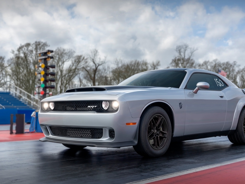 Быстрый автомобиль Dodge Challenger SRT Demon 2023 года