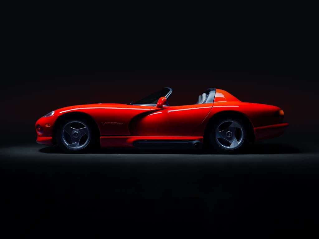 Красный Dodge Viper RT10 на черном фоне