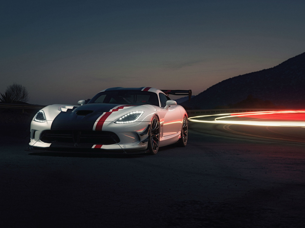 Спортивный Dodge Viper ACR на дороге ночью