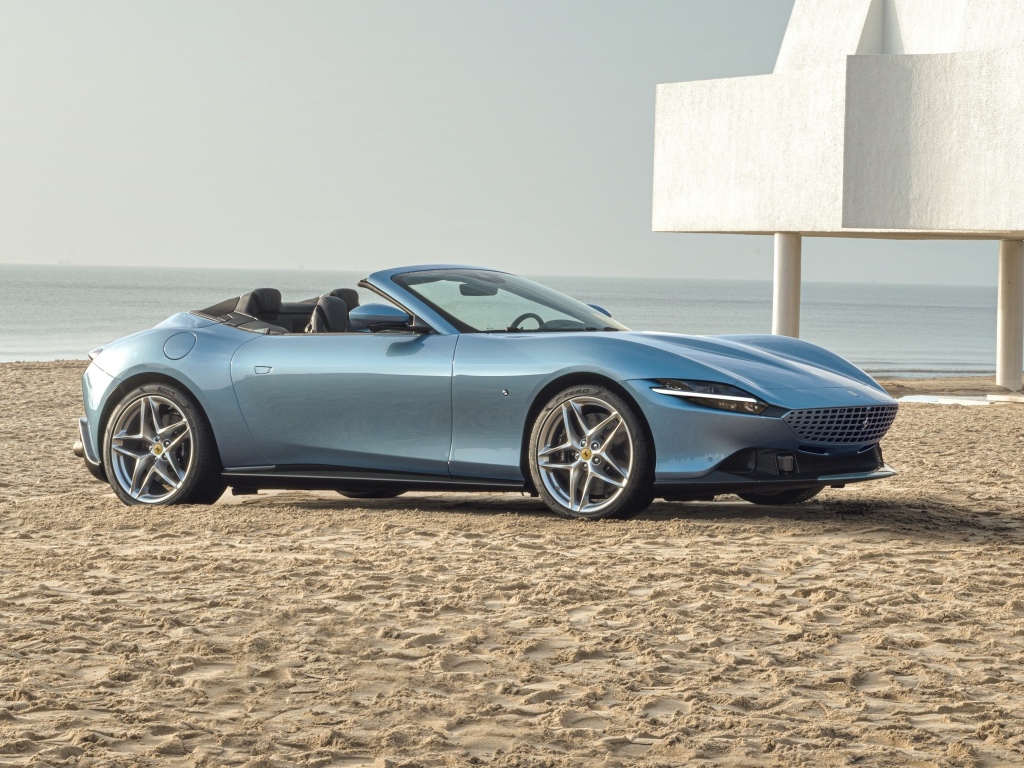 Автомобиль Ferrari Roma Spider 2023 года стоит на песке