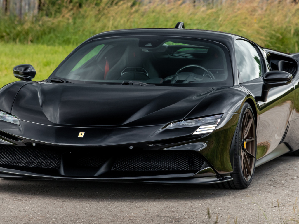Черный Novitec Ferrari SF90 Stradale вид спереди