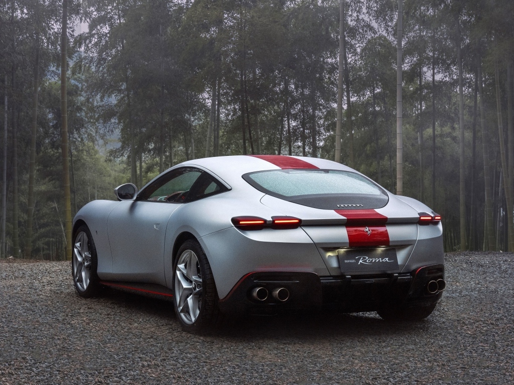 Автомобиль Ferrari Roma 30th Anniversary 2023  вид сзади