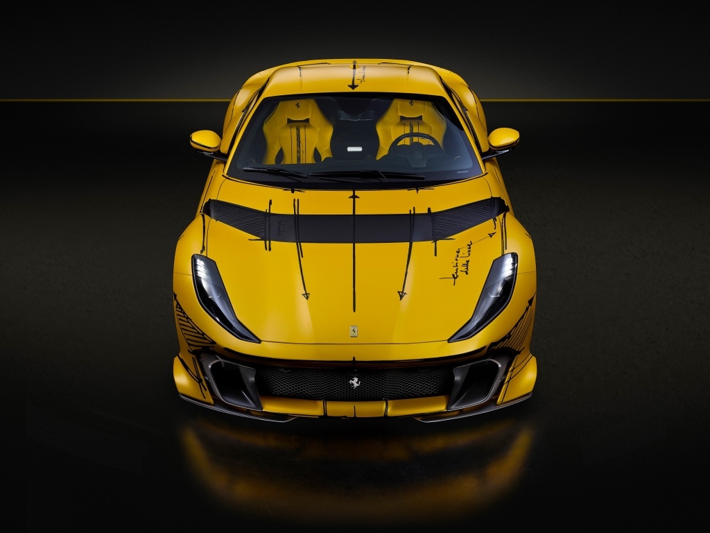 Автомобиль Ferrari 812  года на черном фоне