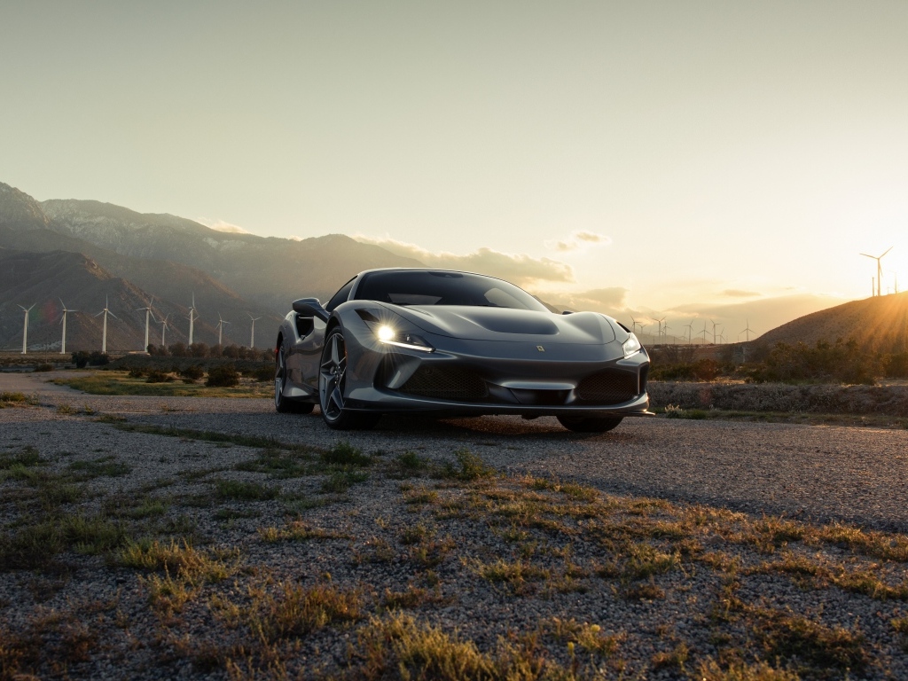 Автомобиль Ferrari F8 Tributo в лучах солнца