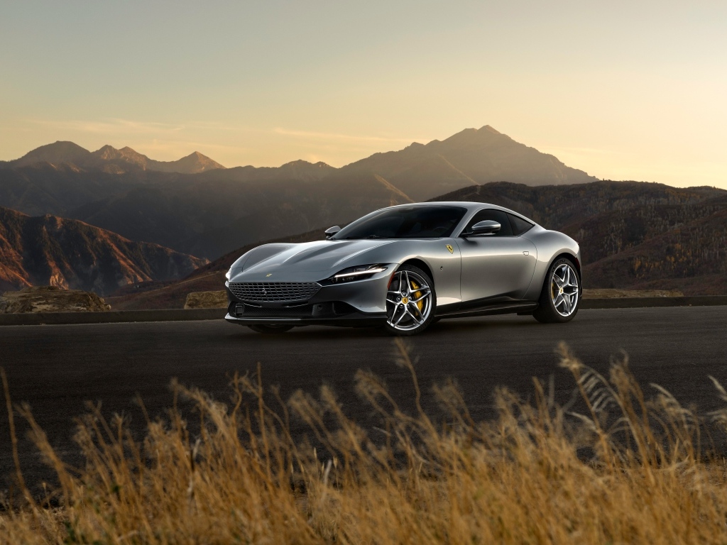 Автомобиль Ferrari Roma на фоне гор