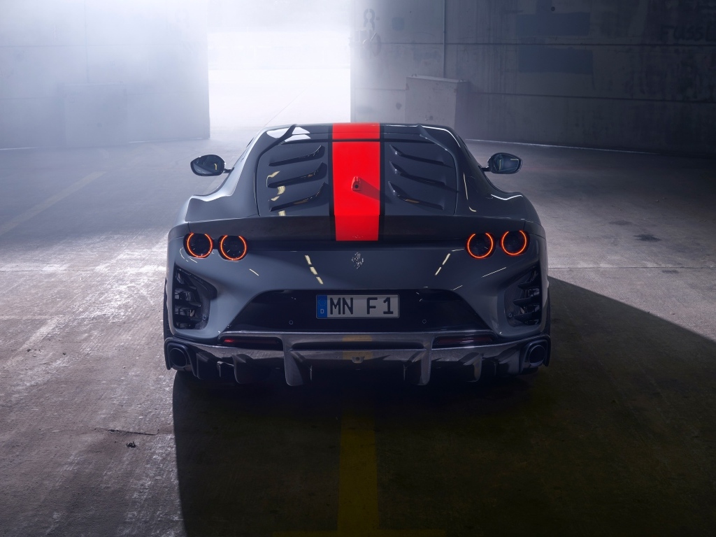 Серый спортивный автомобиль Ferrari 812 вид сзади