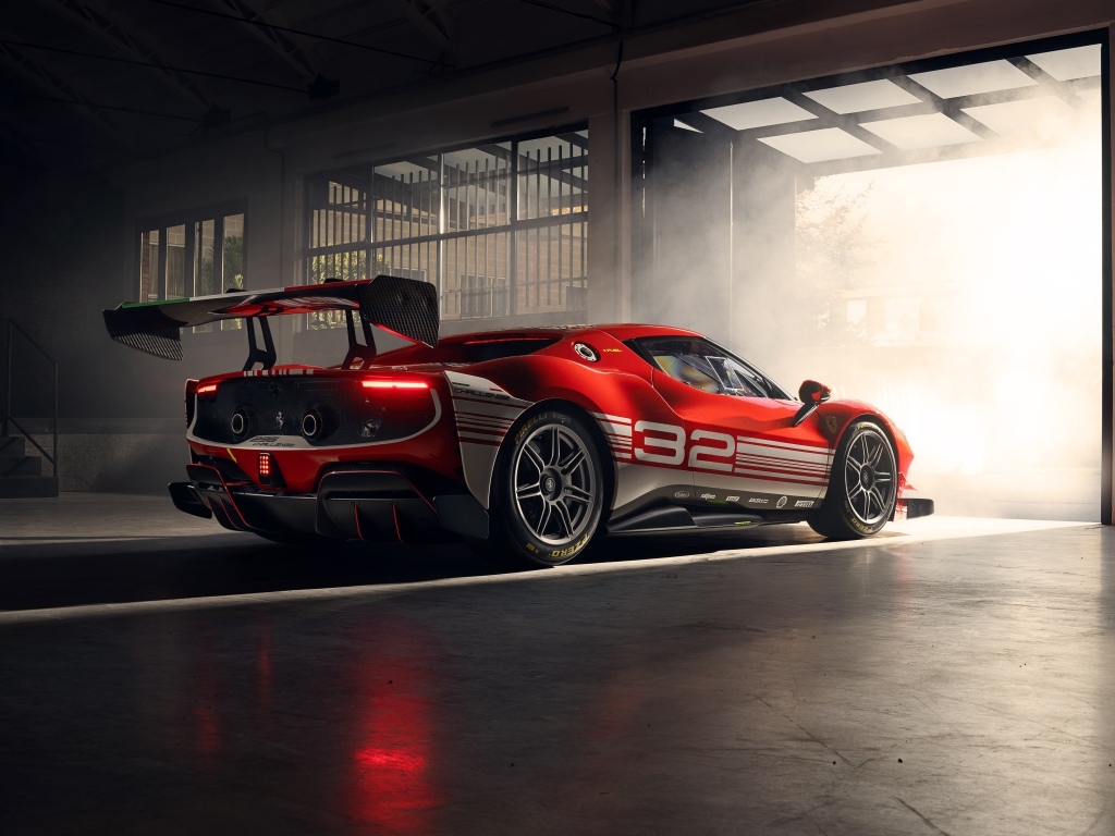 Вид сзади на автомобиль Ferrari 296 Challenge 2023 года