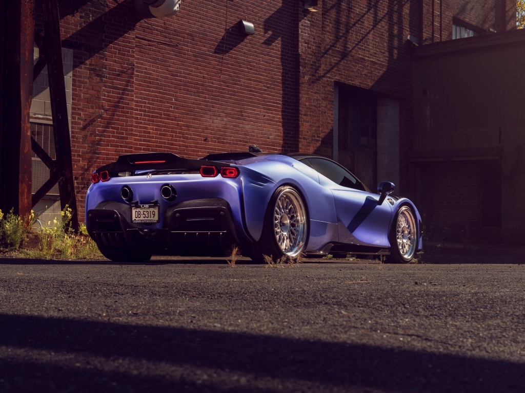 Вид сзади на автомобиль Ferrari SF90 Spider