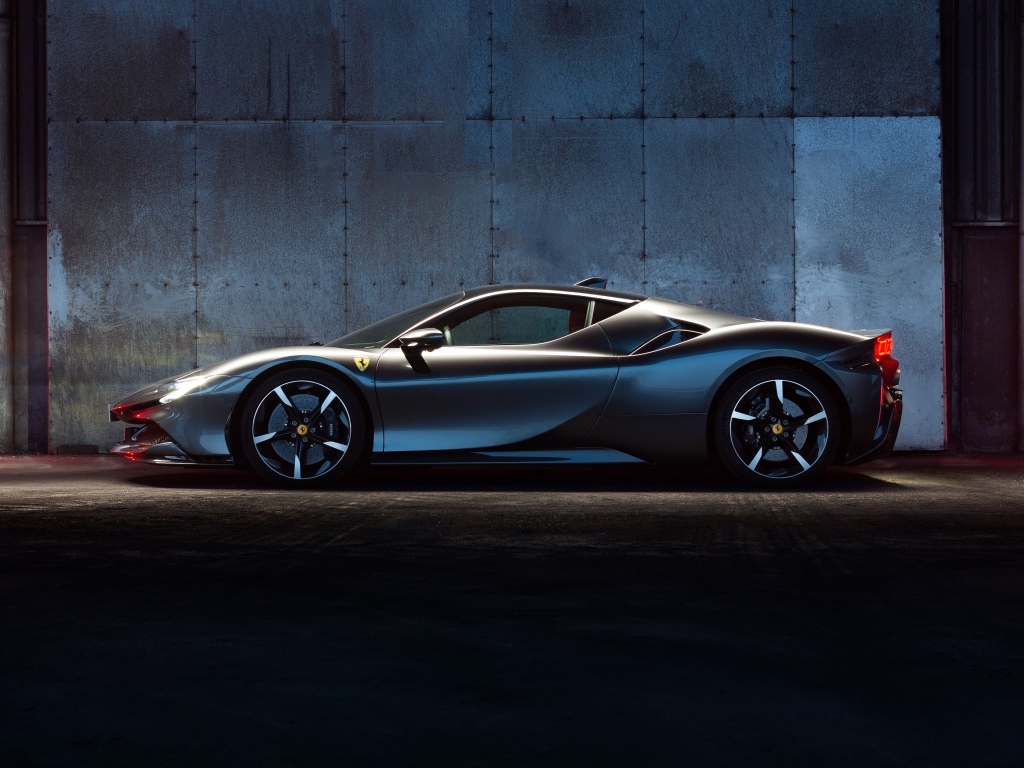 Вид сбоку на автомобиль Ferrari SF90 Stradale