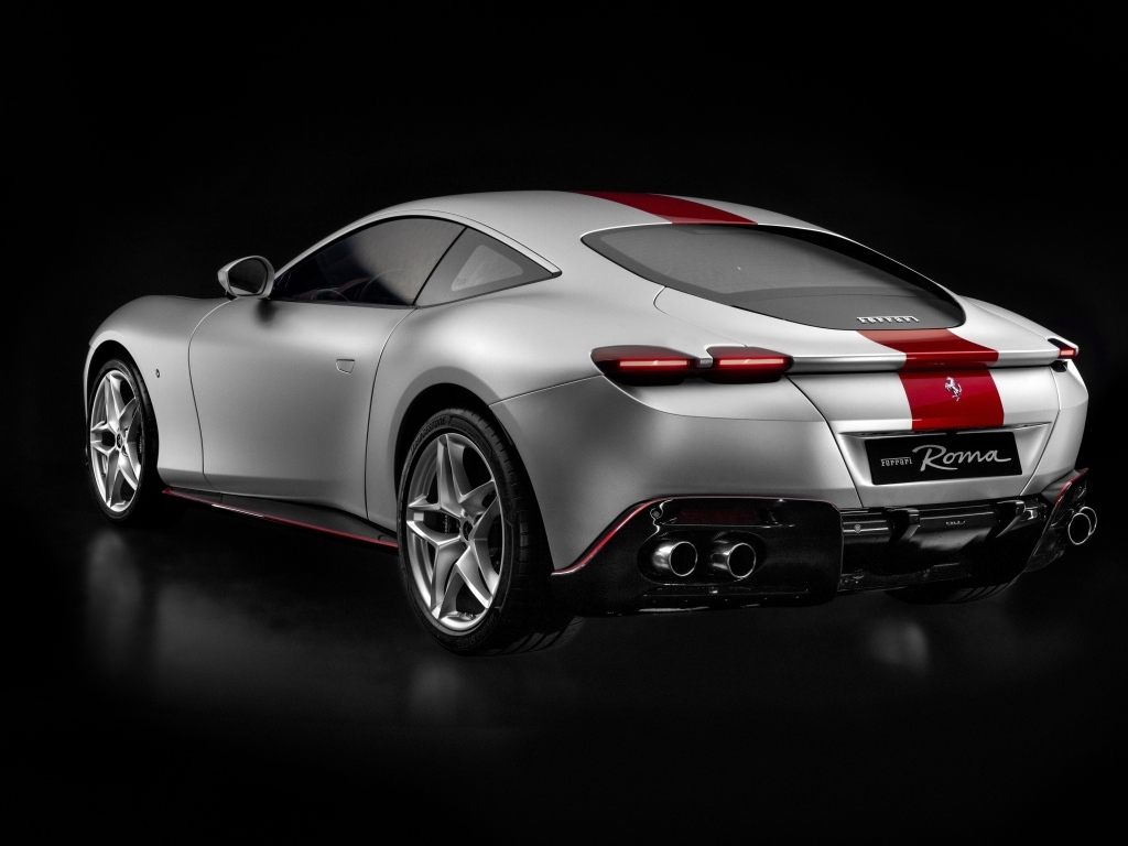 Серебристый Ferrari Roma 30th Anniversary 2023 вид сзади