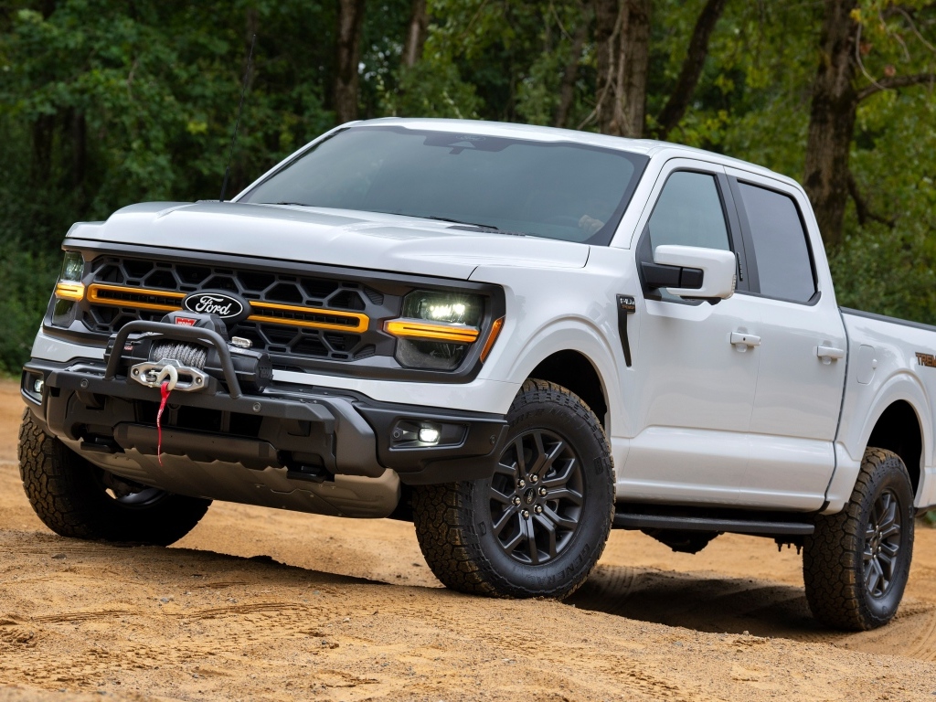Большой Ford F-150 Tremor  2024 года стоит на песке