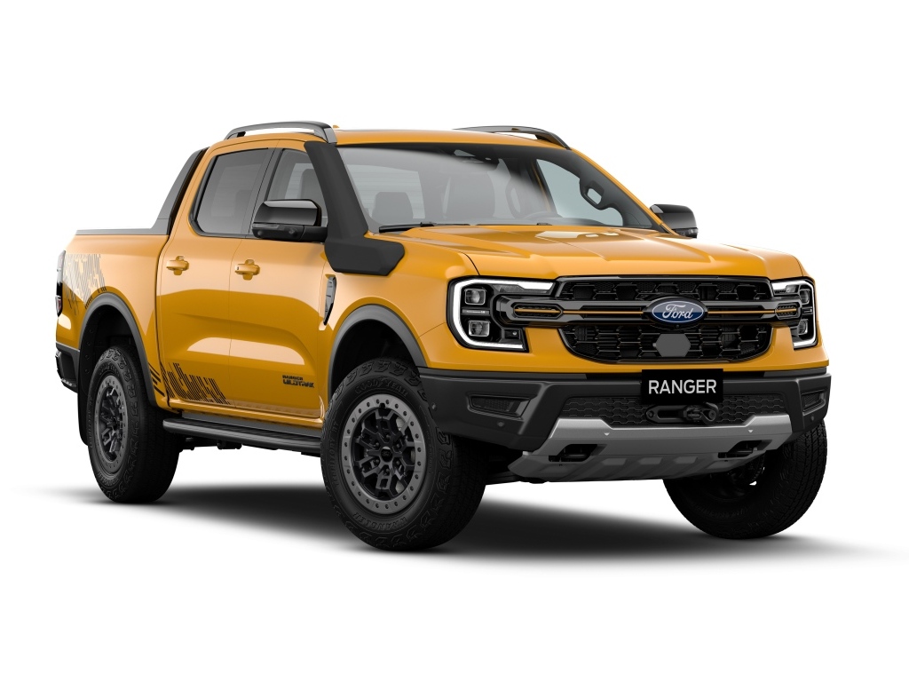 Большой оранжевый пикап Ford Ranger