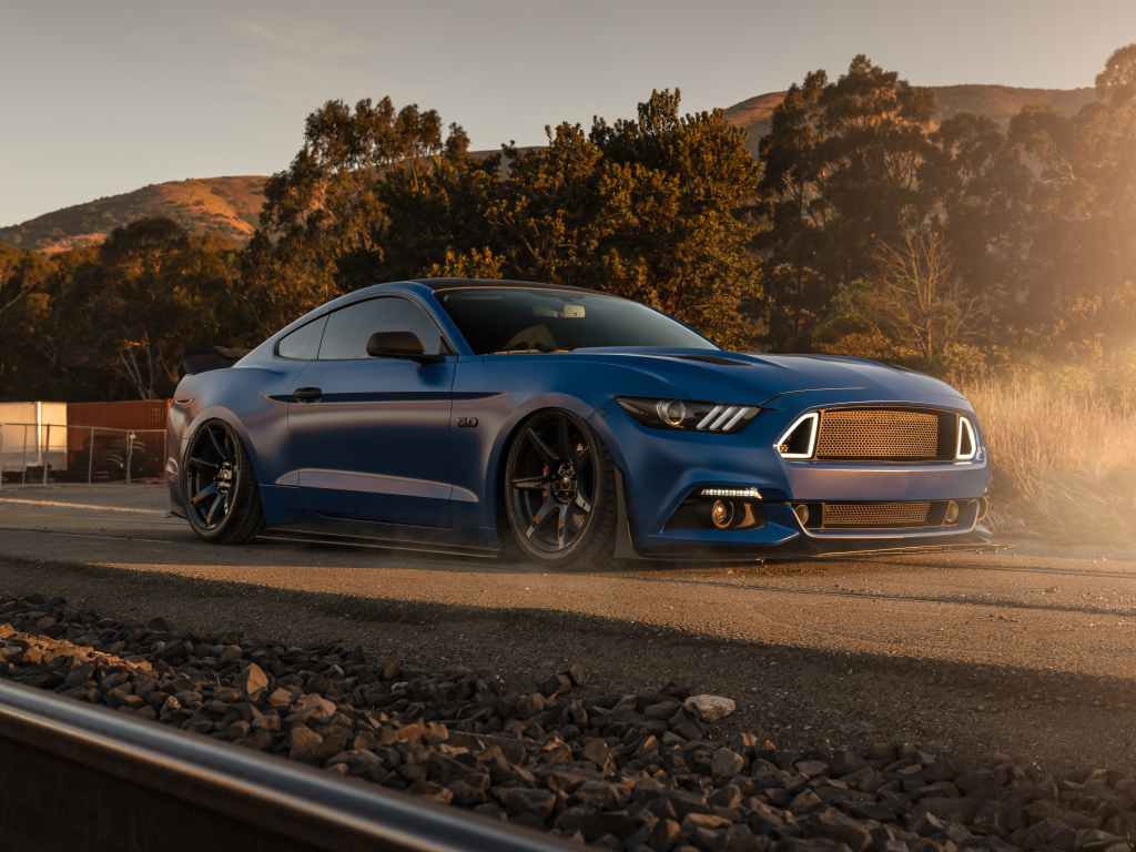 Синий быстрый автомобиль Ford Mustang GT