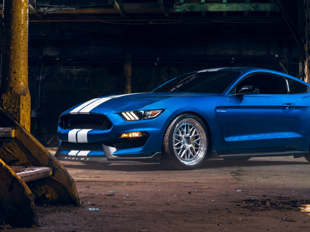 Автомобиль Ford Shelby GT350 в старом здании