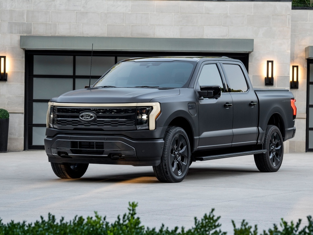 Автомобиль Ford F-150 у гаража вид спереди