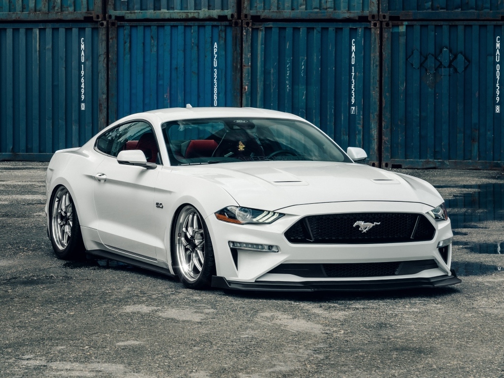 Белый быстрый автомобиль Ford Mustang GT Fastback 5.0L