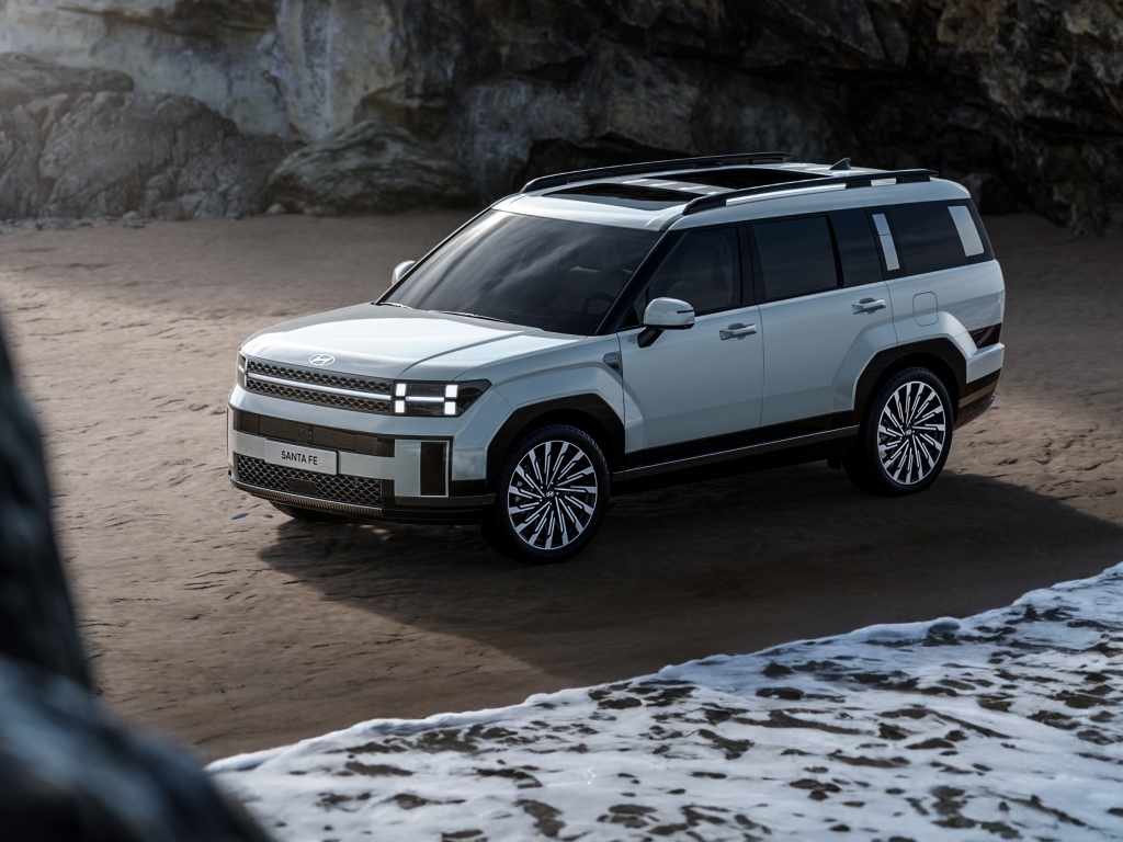 Внедорожник Hyundai Santa Fe 2024 года в горах