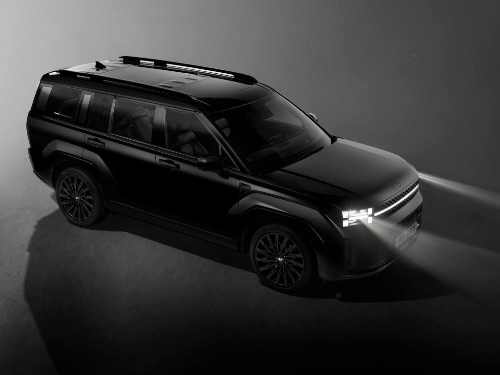 Черный внедорожник Hyundai Santa Fe