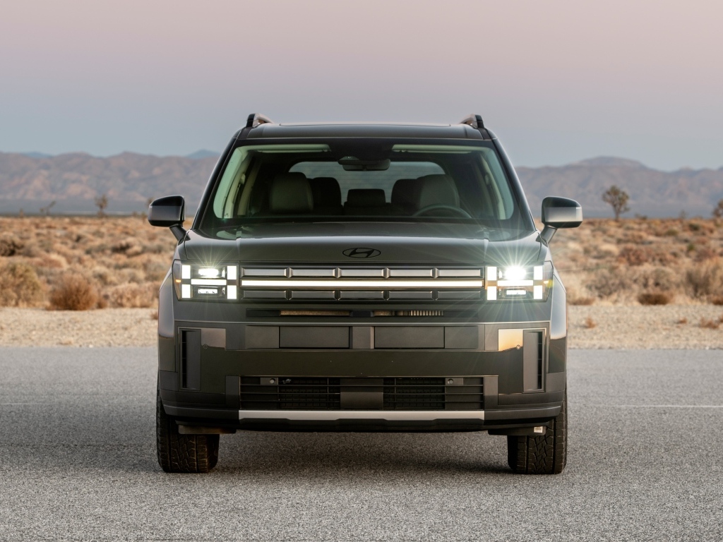 Вид спереди на автомобиль Hyundai Santa Fe XRT 2024 года