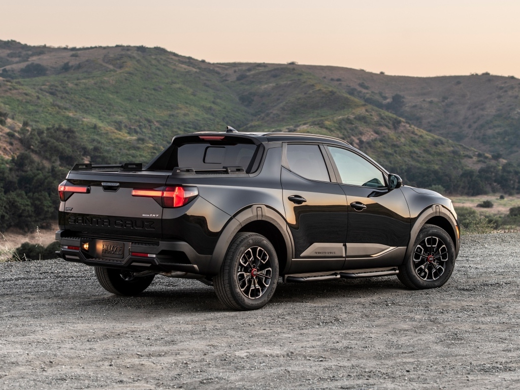 Большой черный пикап Hyundai Santa Cruz XRT 2024 года вид сзади