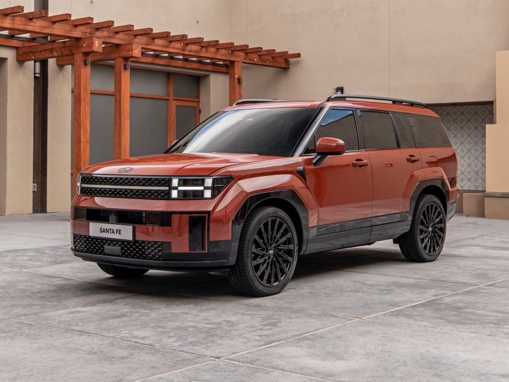 Красный внедорожник Hyundai Santa Fe 2.5T