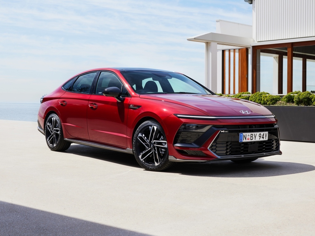 Красный автомобиль Hyundai Sonata N Line