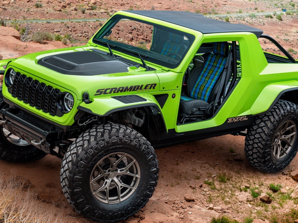 Зеленый автомобиль Jeep Scrambler 392 Concept 2023 года