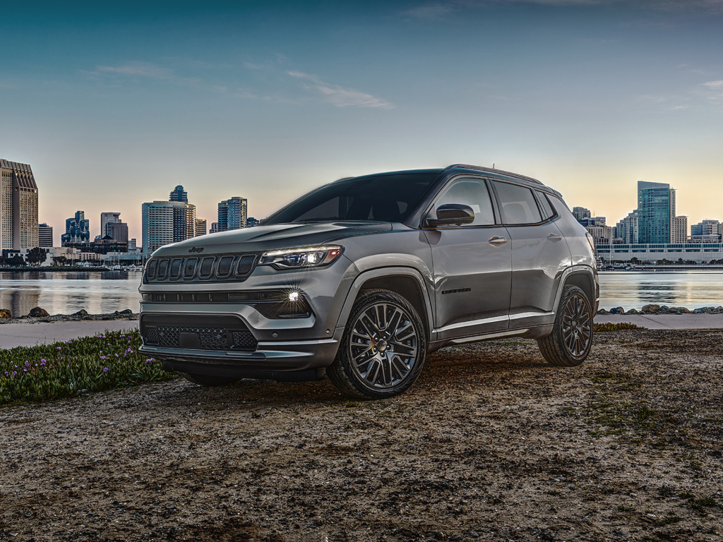 Красивый автомобиль Jeep Compass High Altitude, 2022 года на фоне города