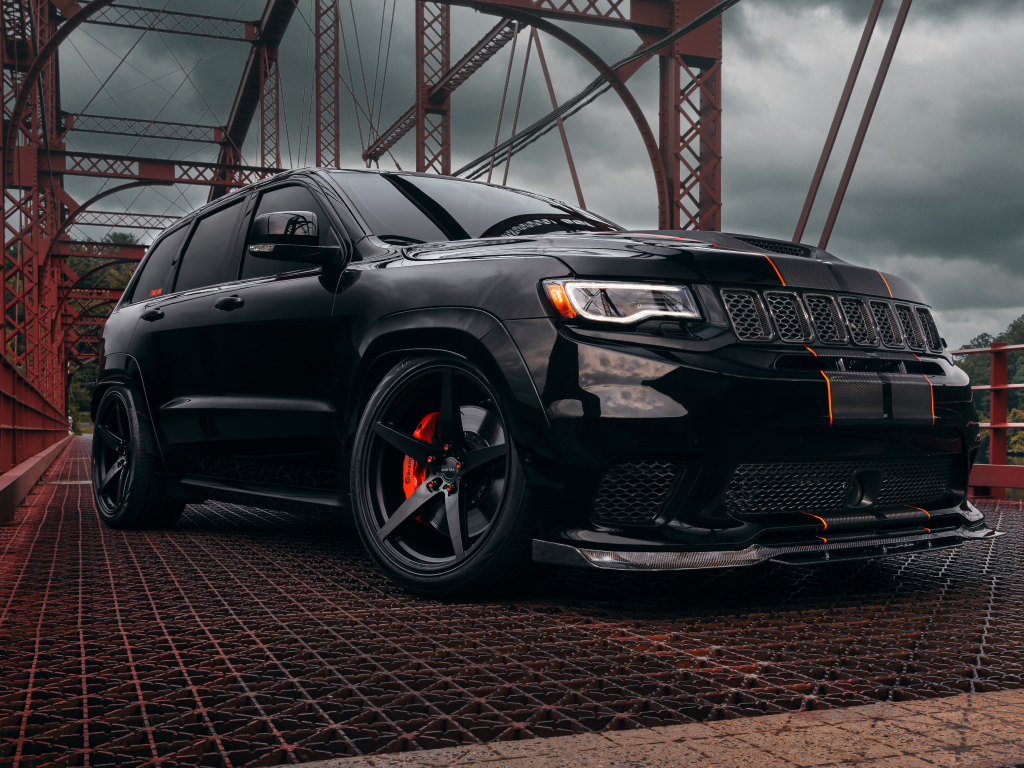 Внедорожник Jeep Trackhawk на железном мосту