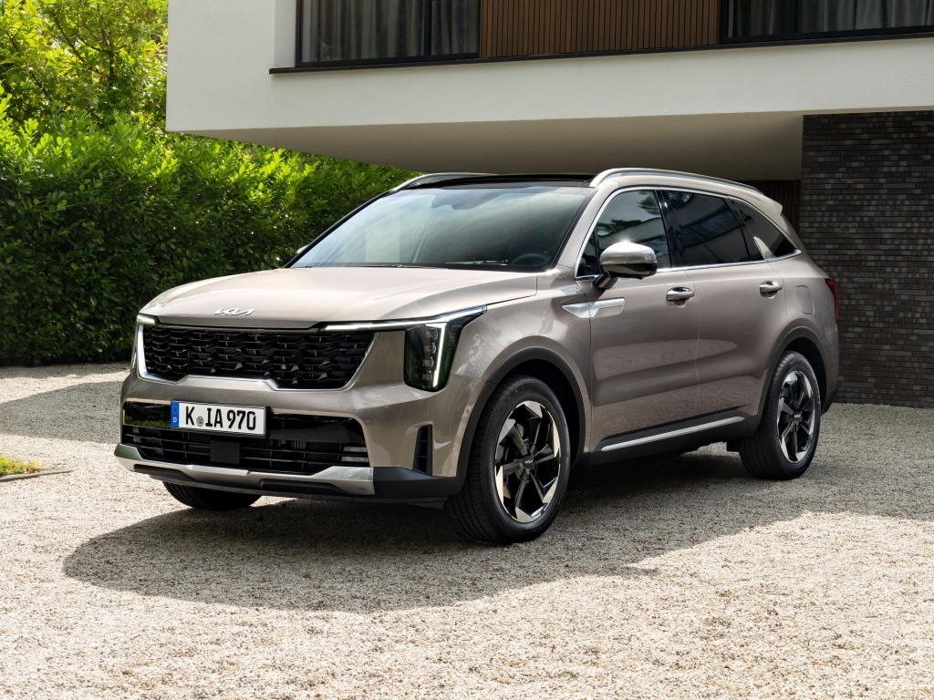 Внедорожник Kia Sorento HEV 2024 года у гаража