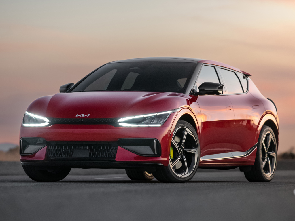 Красивый красный автомобиль Kia EV6 GT 2023  года