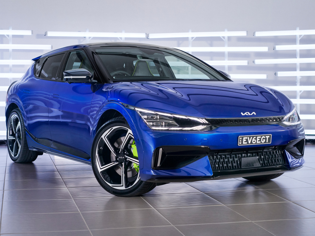 Синий автомобиль Kia EV6 GT 2022 года